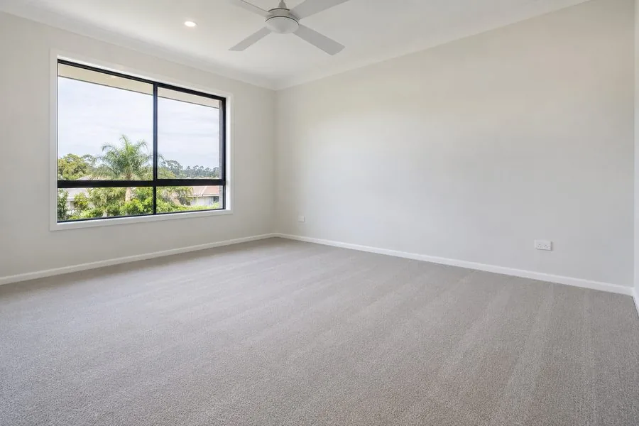 Habitacion vacia con el carpet recien aspirado, lista para la inspeccion de fin de contrato